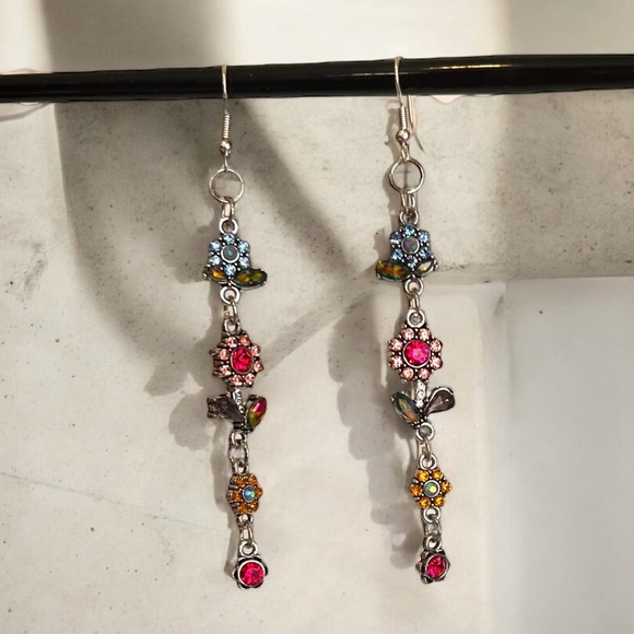 Flower earrings. Dangling and beautiful. Really pretty and colorful. - Picture 7 of 17